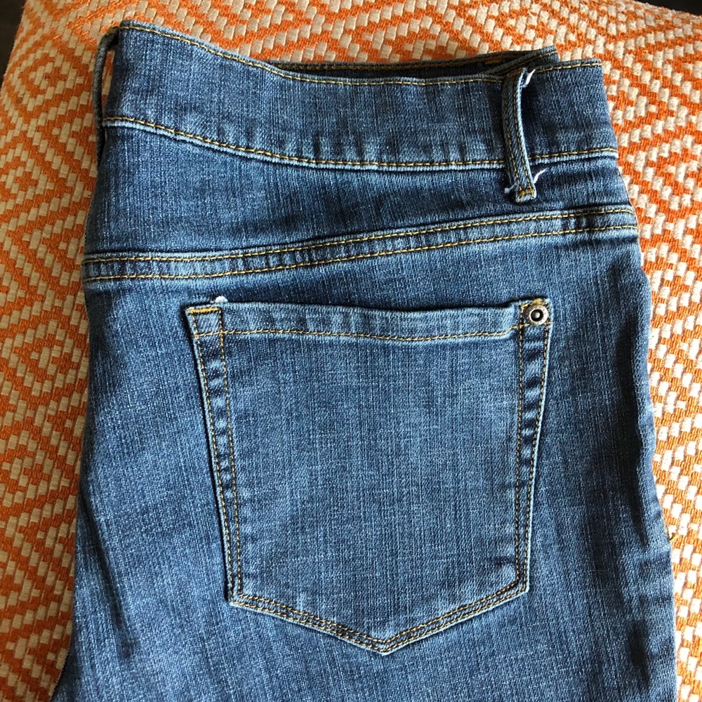 Daisy Fuentes moda flare leg jeans